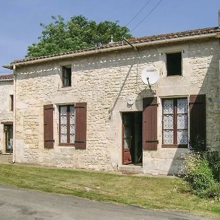 Vakantiehuis Three-bedroom Holiday In *